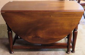 Early 20th century large gateleg dining table with drawers to both sides. Approx. 73cm H x 158cm W x