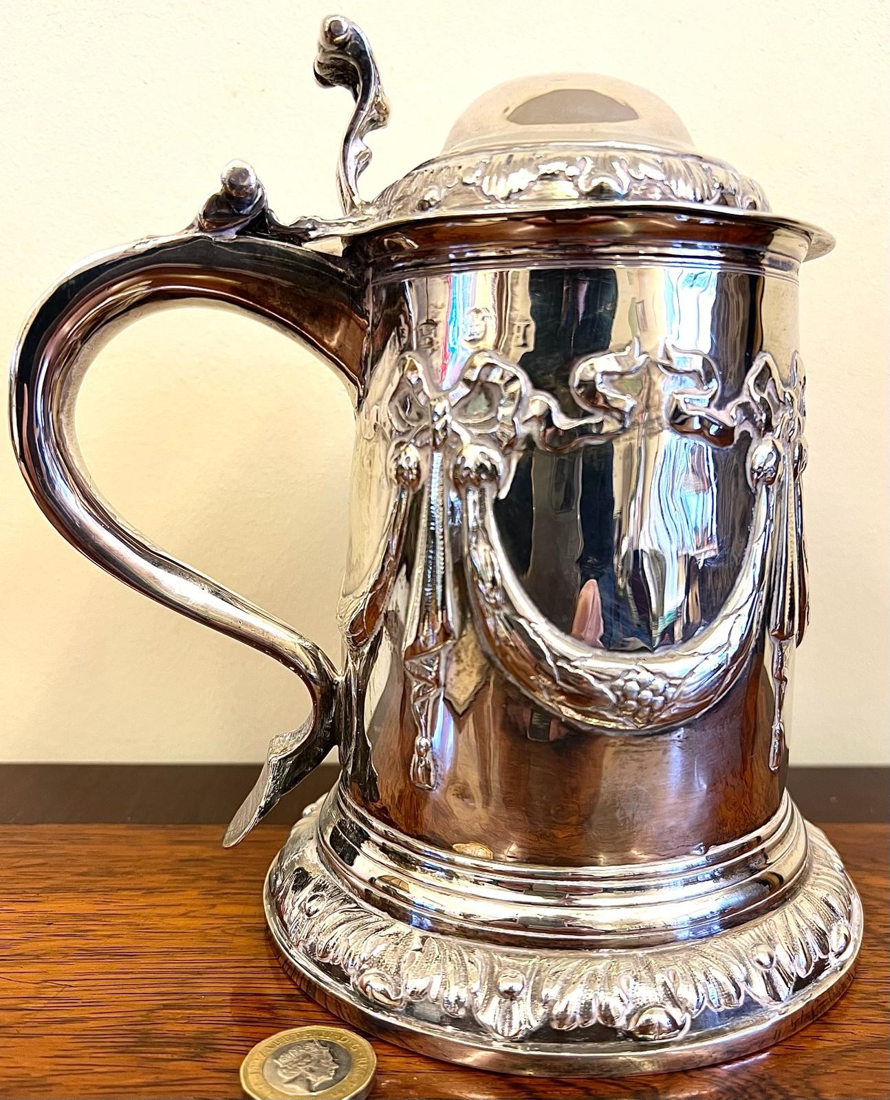 SILVER TANKARD WITH SCROLLED HANDLE AND HINGE COVER, REPOUSSE SWAG DECORATION, APPROX 18cm HIGH - Image 2 of 5