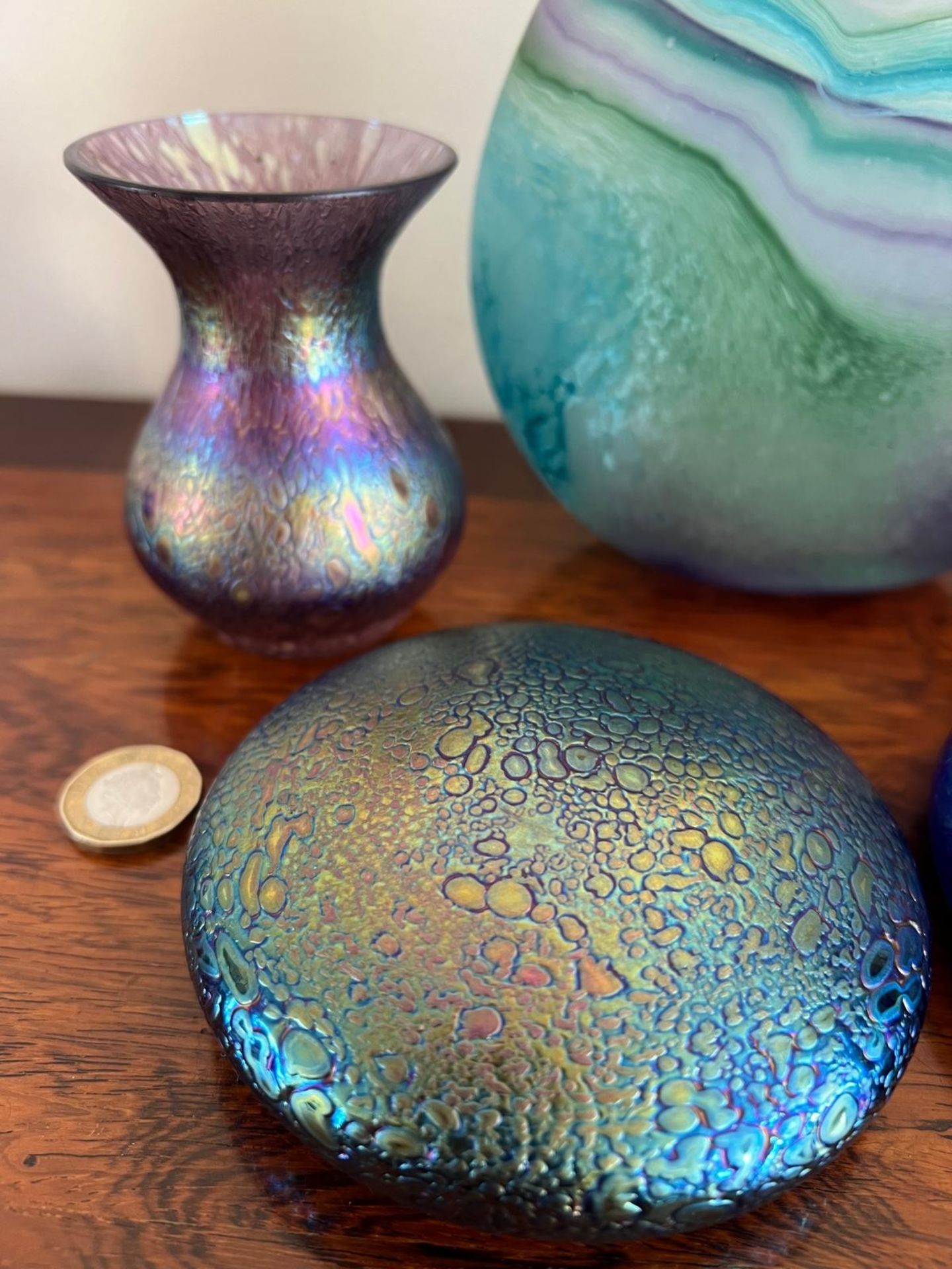 FOUR PIECES OF IRIDESCENT DECORATIVE ART GLASS AND ALSO HAND BLOWN GLASS VASE - Image 2 of 3
