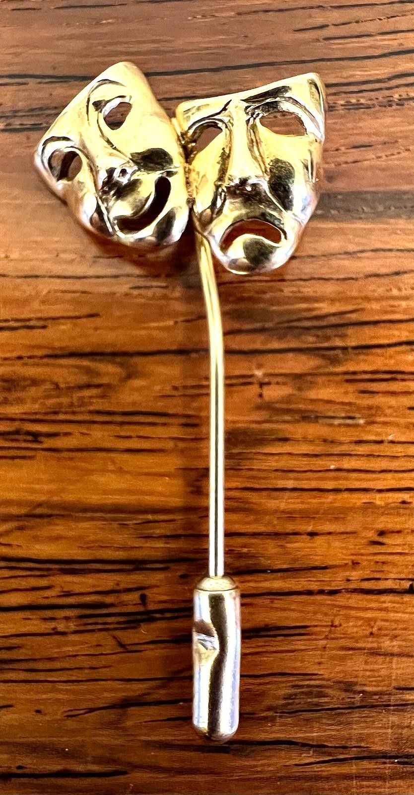 GOLD STICK PIN DEPICTING COMEDY AND TRAGEDY, APPROX WEIGHT 2.2g