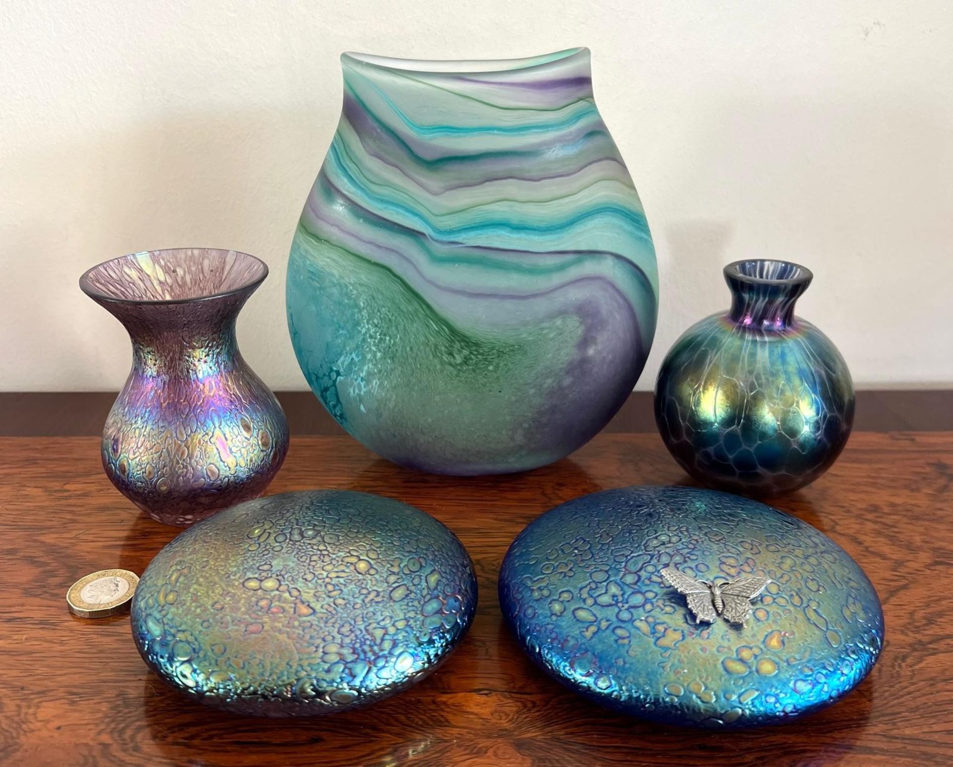 FOUR PIECES OF IRIDESCENT DECORATIVE ART GLASS AND ALSO HAND BLOWN GLASS VASE