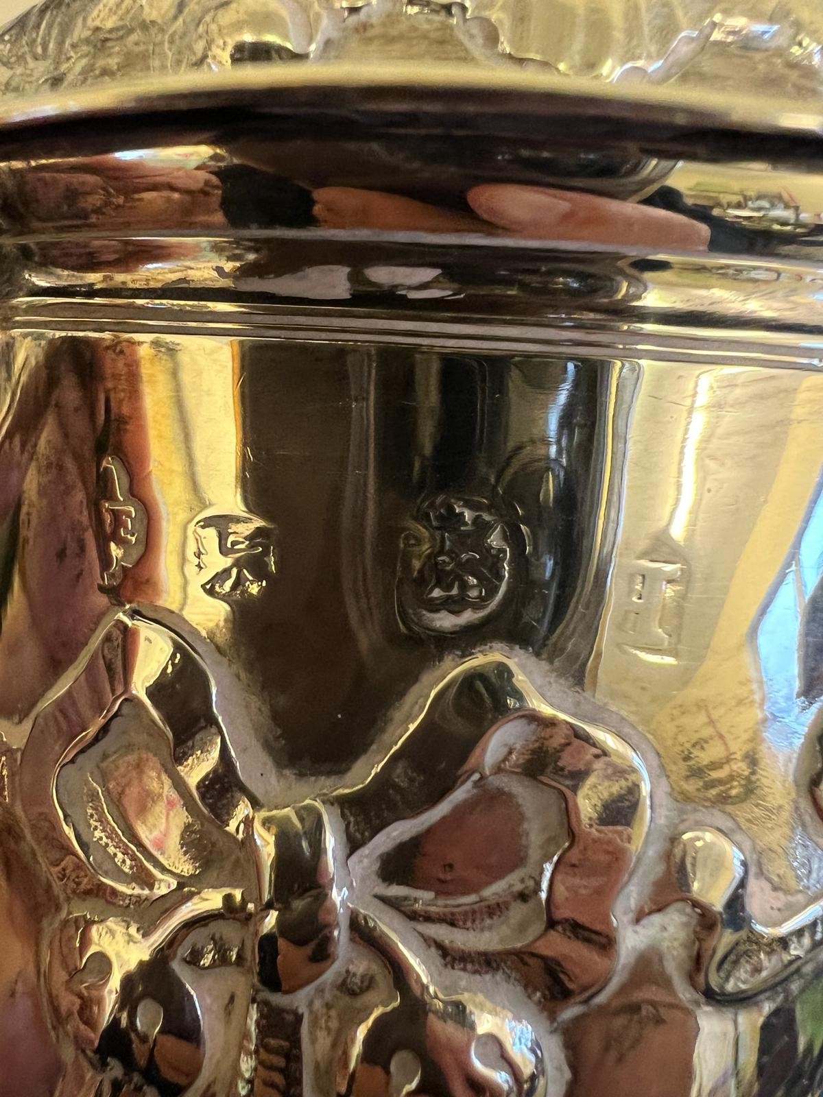 SILVER TANKARD WITH SCROLLED HANDLE AND HINGE COVER, REPOUSSE SWAG DECORATION, APPROX 18cm HIGH - Image 3 of 5