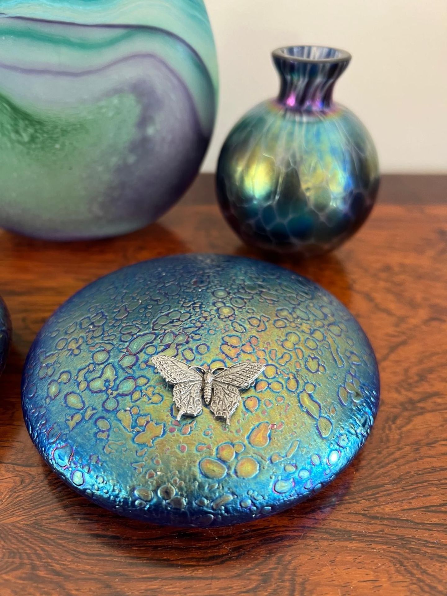 FOUR PIECES OF IRIDESCENT DECORATIVE ART GLASS AND ALSO HAND BLOWN GLASS VASE - Image 3 of 3
