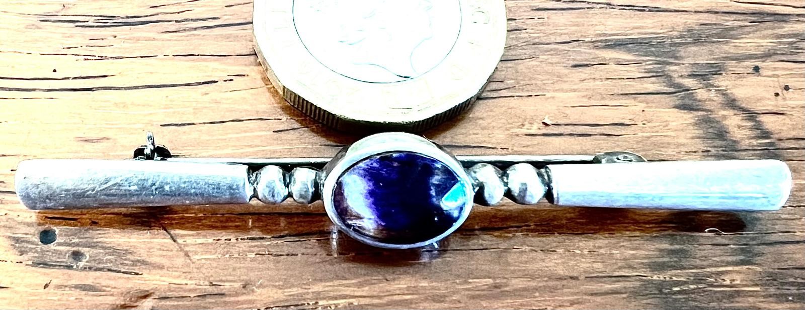 SILVER BAR BROOCH SET WITH BLUE JOHN CALCIUM FLUORITE CABOCHON, APPROX TOTAL WEIGHT 5.2g