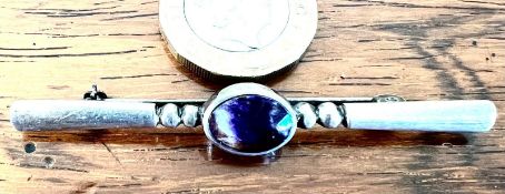 SILVER BAR BROOCH SET WITH BLUE JOHN CALCIUM FLUORITE CABOCHON, APPROX TOTAL WEIGHT 5.2g
