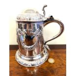 SILVER TANKARD WITH SCROLLED HANDLE AND HINGE COVER, REPOUSSE SWAG DECORATION, APPROX 18cm HIGH