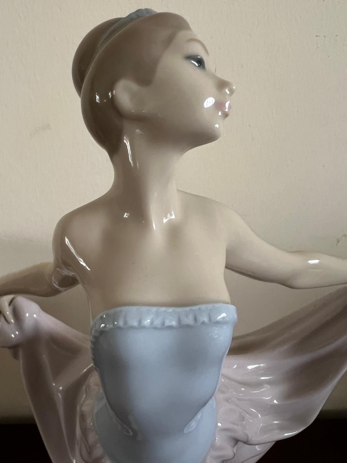 LLADRO FEMALE FIGURE, APPROX 30cm HIGH - Image 3 of 3