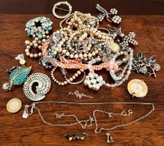 ACCUMULATION OF COSTUME JEWELLERY