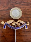 18ct GOLD AND ENAMEL LEVER HESKETH LODGE STICK PIN, TOTAL WEIGHT APPROX 6.9g