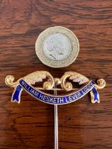 18ct GOLD AND ENAMEL LEVER HESKETH LODGE STICK PIN, TOTAL WEIGHT APPROX 6.9g