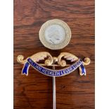 18ct GOLD AND ENAMEL LEVER HESKETH LODGE STICK PIN, TOTAL WEIGHT APPROX 6.9g