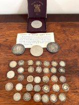 FESTIVAL OF BRITAIN FIVE SHILLING BOXED PIECE, TWO VICTORIAN CROWNS, CHURCHILL CROWN, LOOSE SILVER