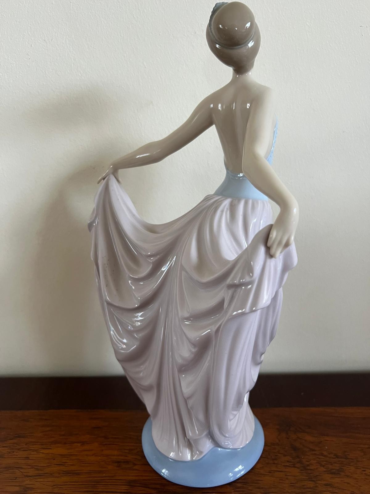 LLADRO FEMALE FIGURE, APPROX 30cm HIGH - Image 2 of 3