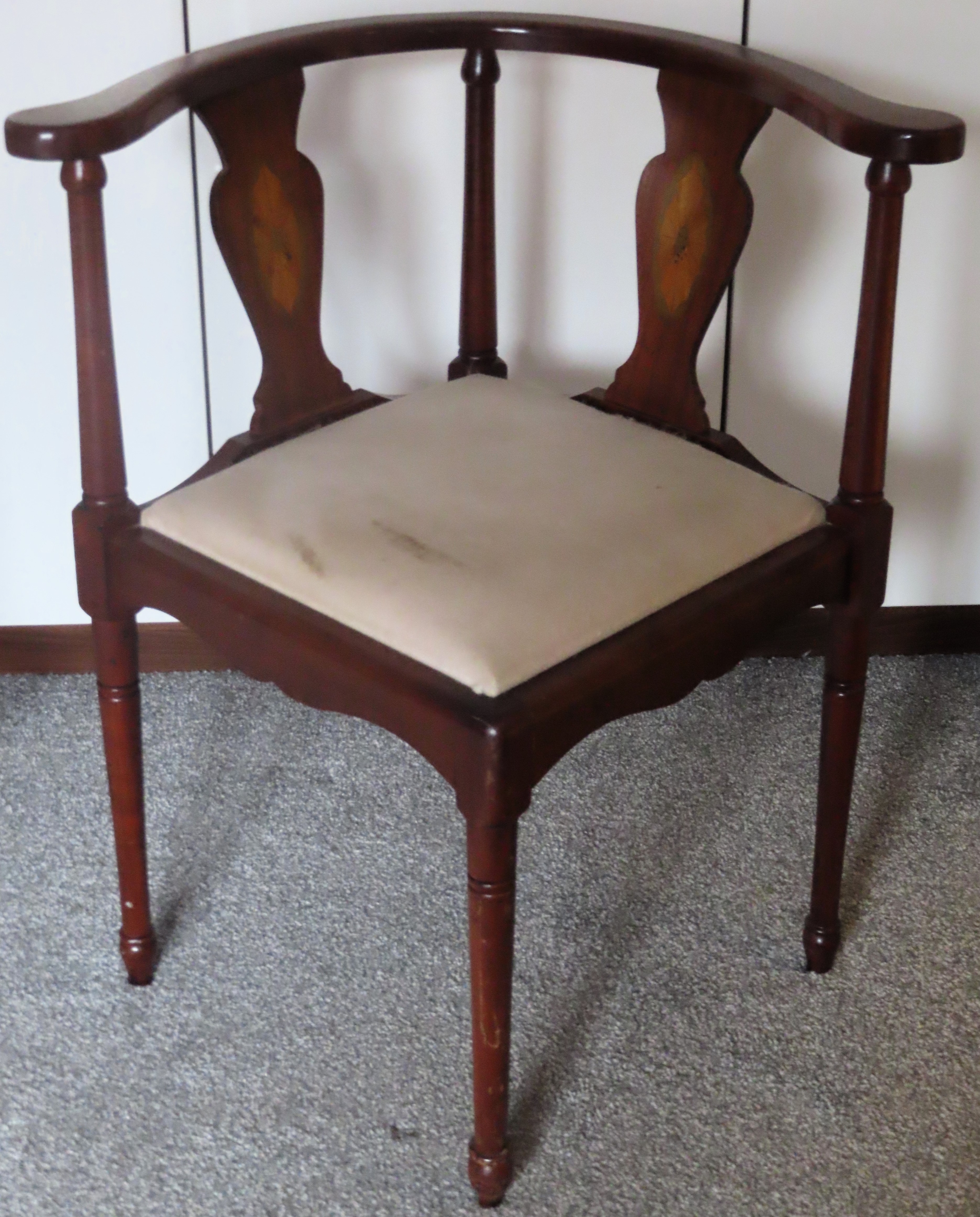 20th century shell inlaid mahogany corner armchair. Approx. 75cm H x 57cm W x 62cm D