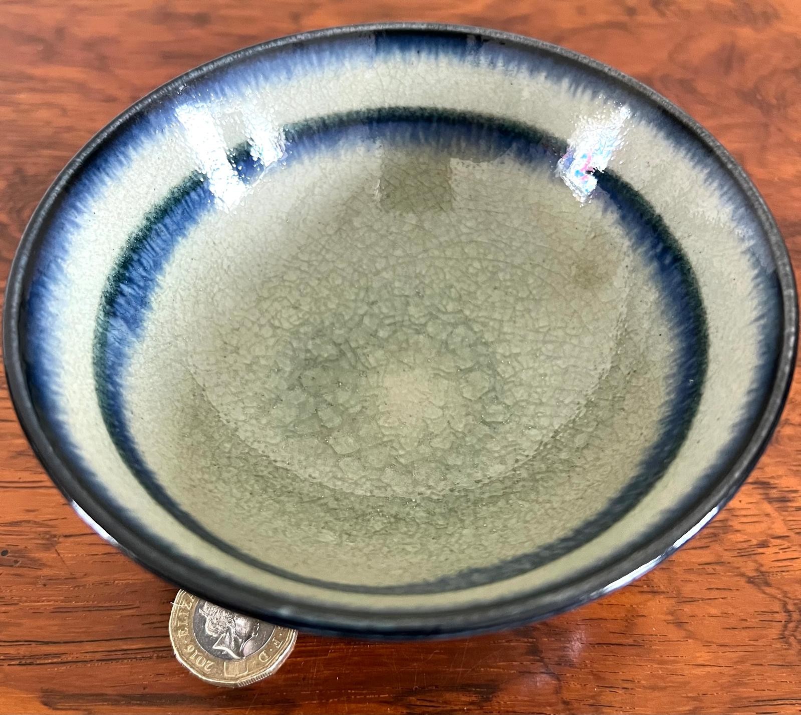 SMALL JAPANESE POTTERY BOWL ON RAISED FOOT, SIGNATURE TO BASE, CRACKLE GLAZE, DIAMETER APPROX 12cm - Image 2 of 4