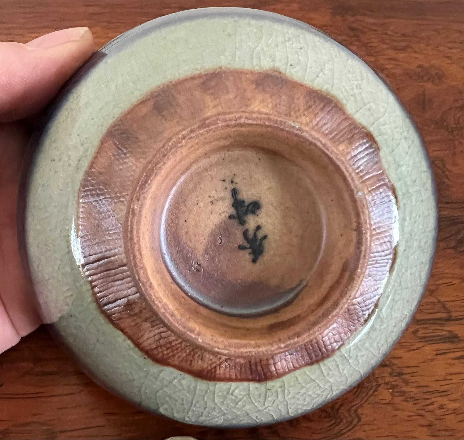 SMALL JAPANESE POTTERY BOWL ON RAISED FOOT, SIGNATURE TO BASE, CRACKLE GLAZE, DIAMETER APPROX 12cm - Image 3 of 4