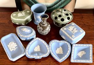 NINE PIECES OF WEDGWOOD ITEMS, OF WHICH TWO PIECES GREEN COLOUR, PLUS ROYAL DOULTON SMALL VASE