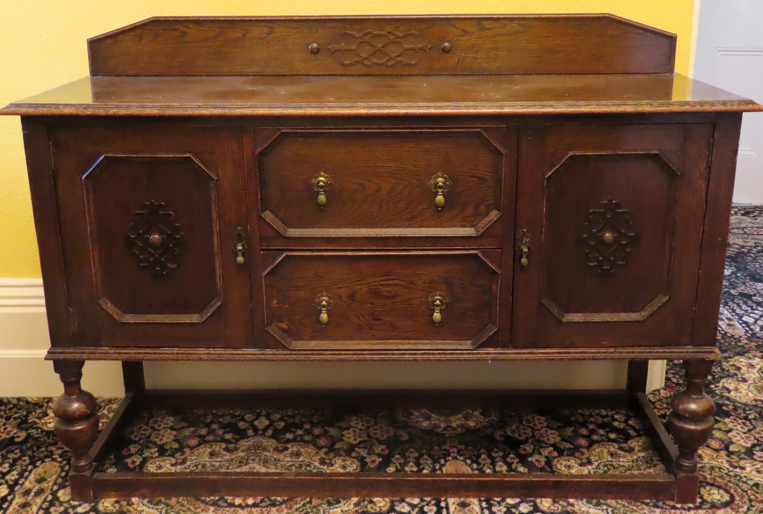 Early 20th century oak sideboard. Approx. 97cm H x 137cm W x 45cm D