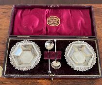 PAIR OF SILVER SALTS, BIRMINGHAM, 1901, PLUS SPOON TO ACCORD, BOXED, TOTAL WEIGHT APPROX 19.3g