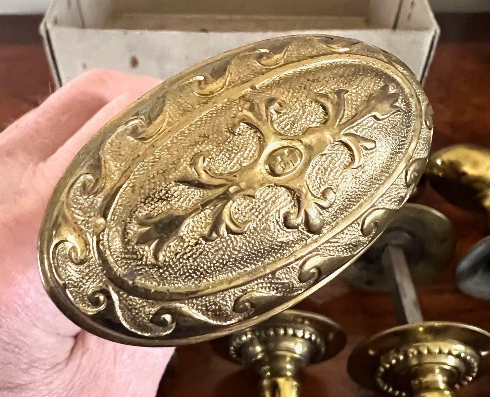 FIVE PAIRS OF UNUSED ORNATE SOLID BRASS DOOR KNOBS, OLD SHOP STOCK, CIRCA 1950s, PLUS OLD SCREWS - Image 4 of 6