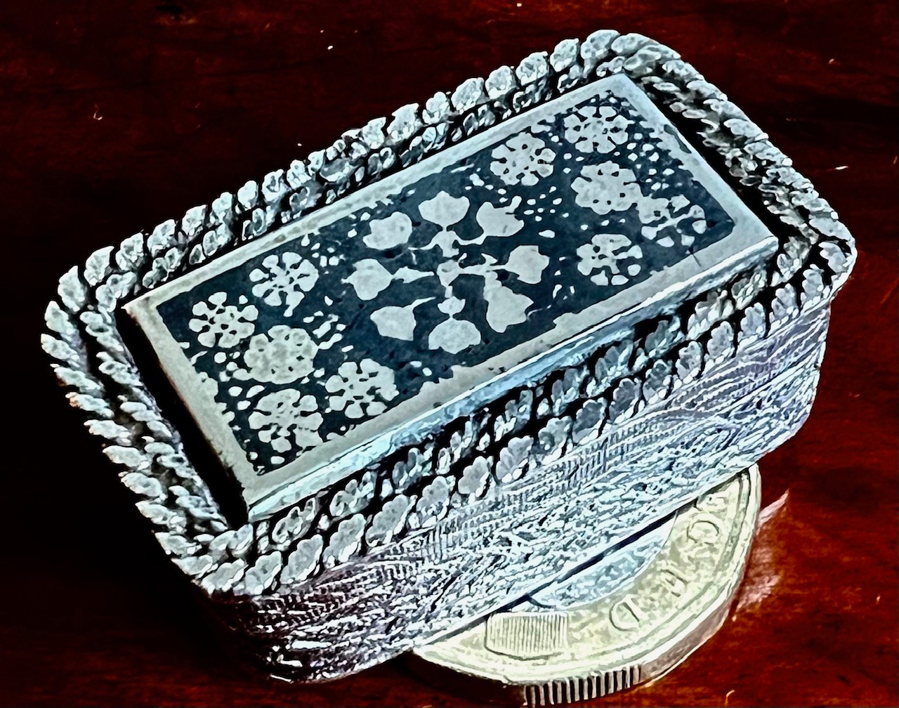 SMALL SILVER BOX INLAID WITH BLACK ENAMEL, STAMPED TO BASE 900 - Image 6 of 6