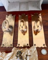 THREE OLD UNUSED OVAL BRASS DOOR KNOBS WITH LONG BACK PLATES, APPROX 19.5 x 6cm, AND OLD SCREWS