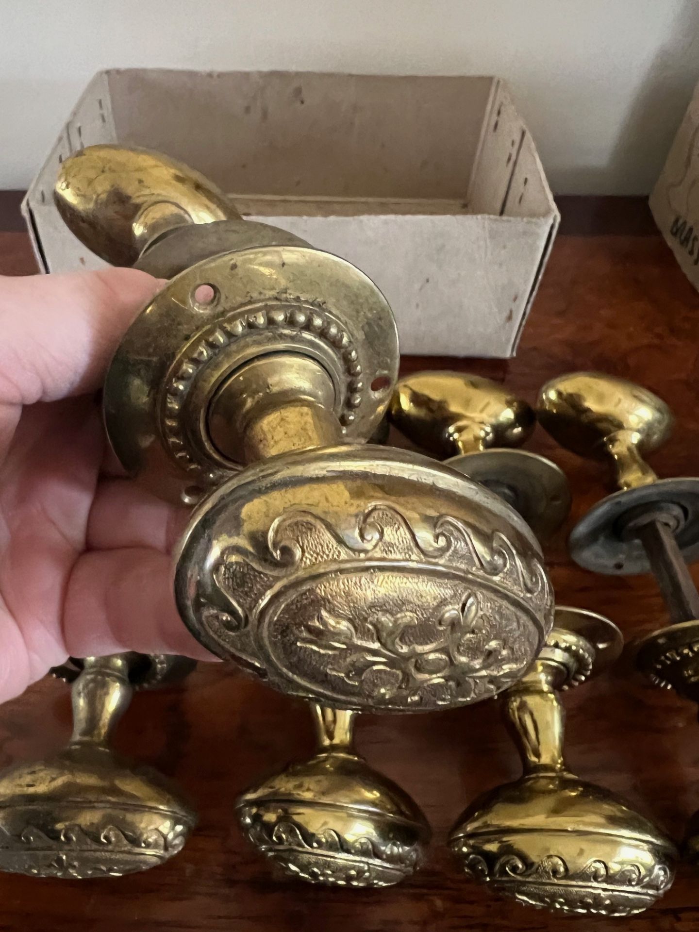 FIVE PAIRS OF UNUSED ORNATE SOLID BRASS DOOR KNOBS, OLD SHOP STOCK, CIRCA 1950s, PLUS OLD SCREWS - Image 3 of 6