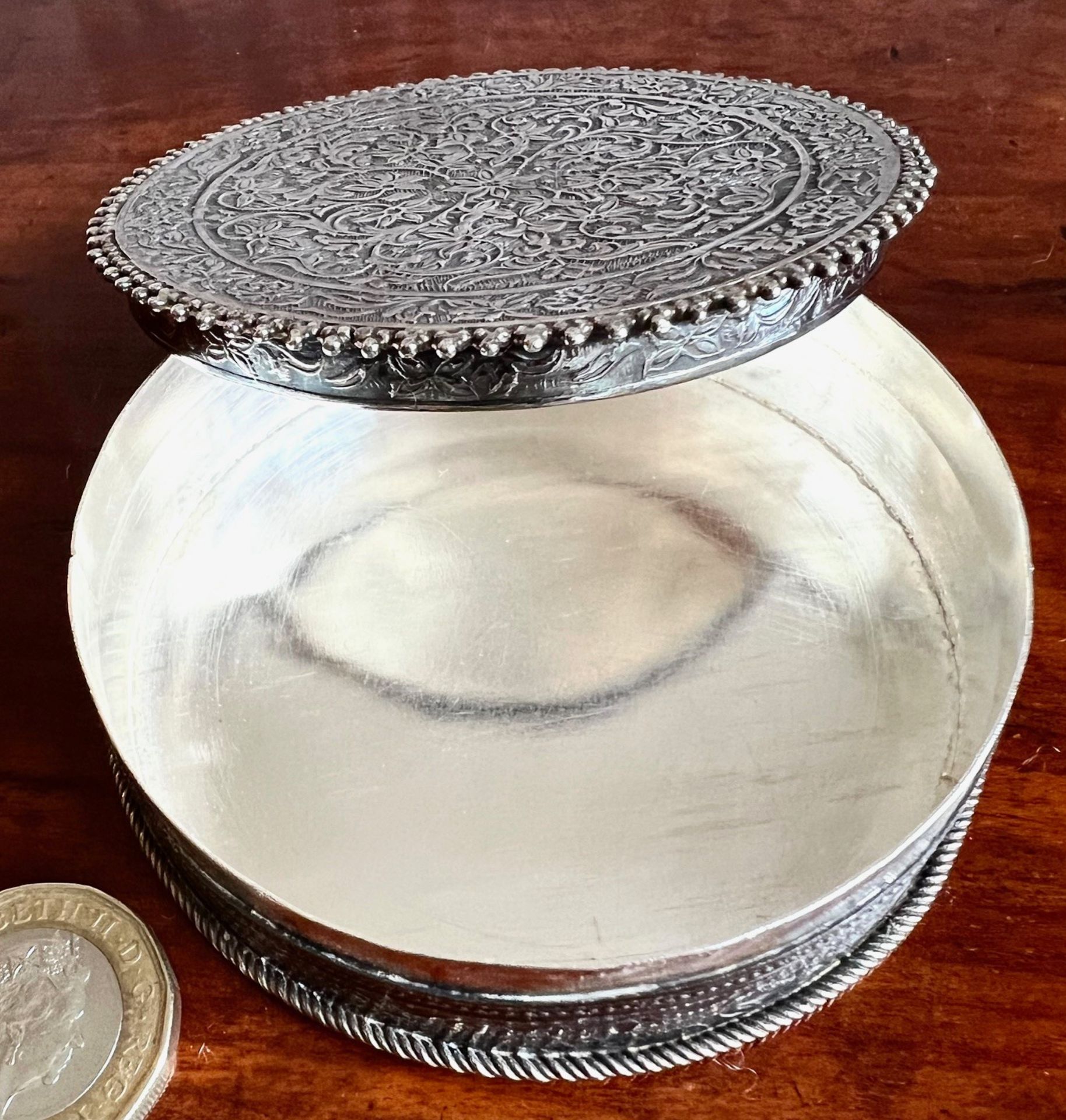 INDIAN SILVER COLOURED CIRCULAR BOX, DIAMETER APPROX 8cm - Image 2 of 3