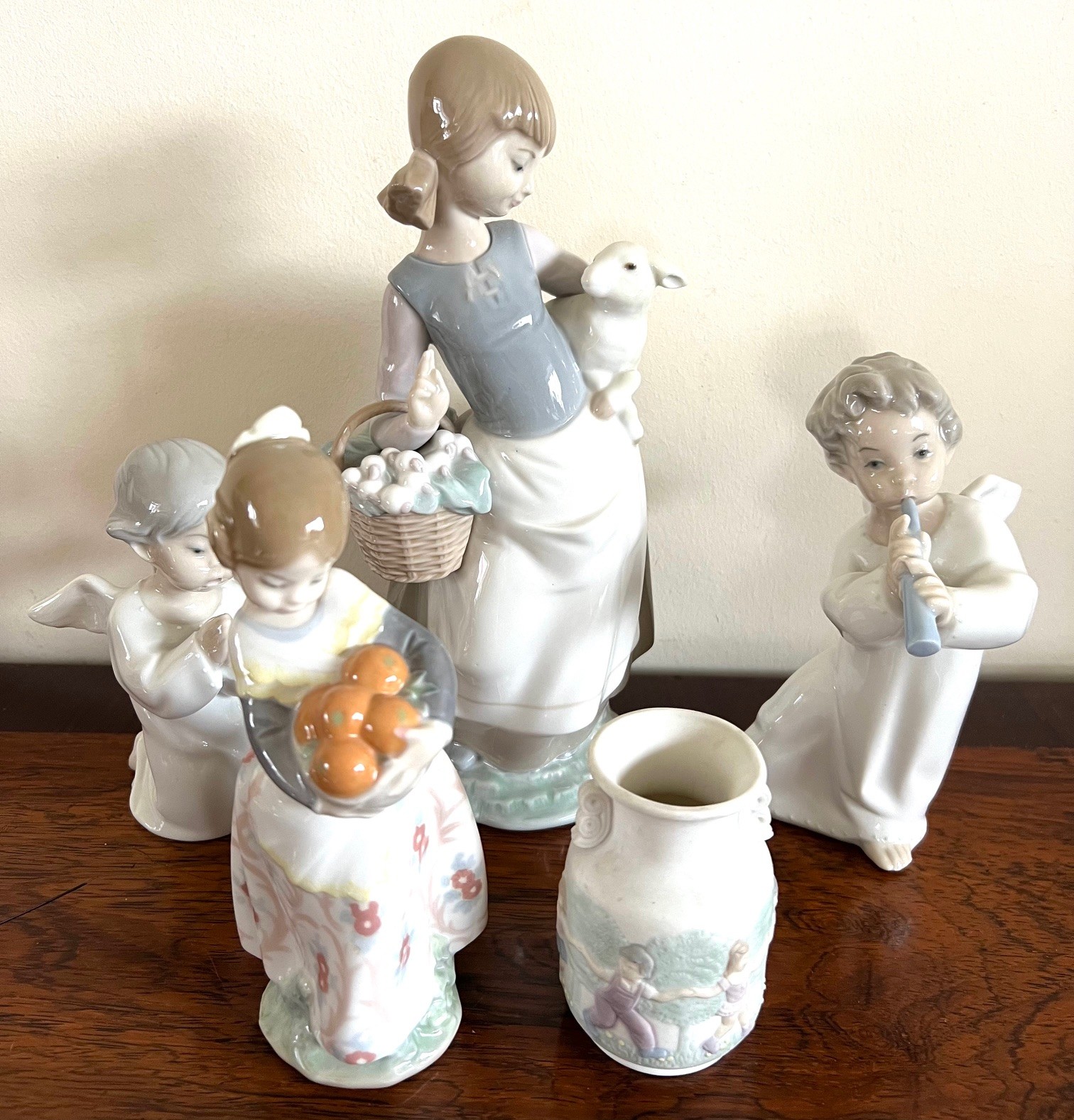 FOUR LLADRO FIGURES PLUS LLADRO VASE