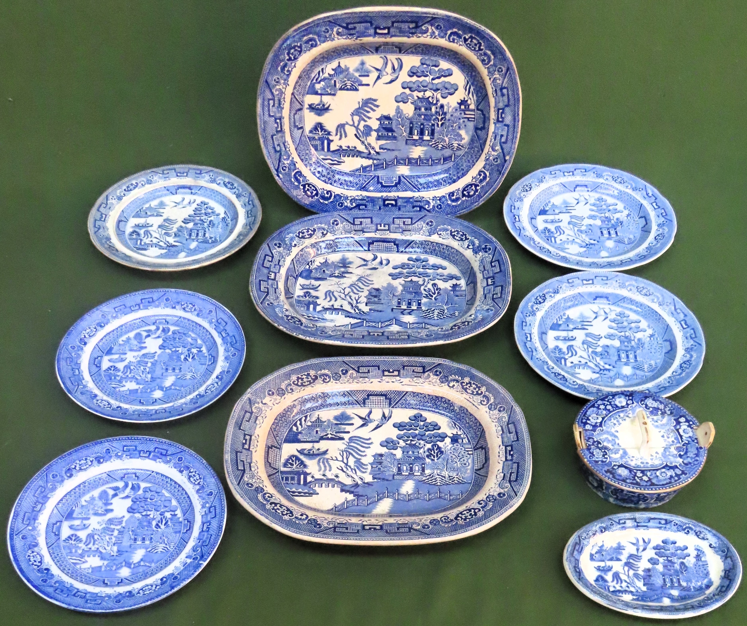 Sundry lot of blue and white ceramics - mostly Willow pattern, various makers all used and unchecked