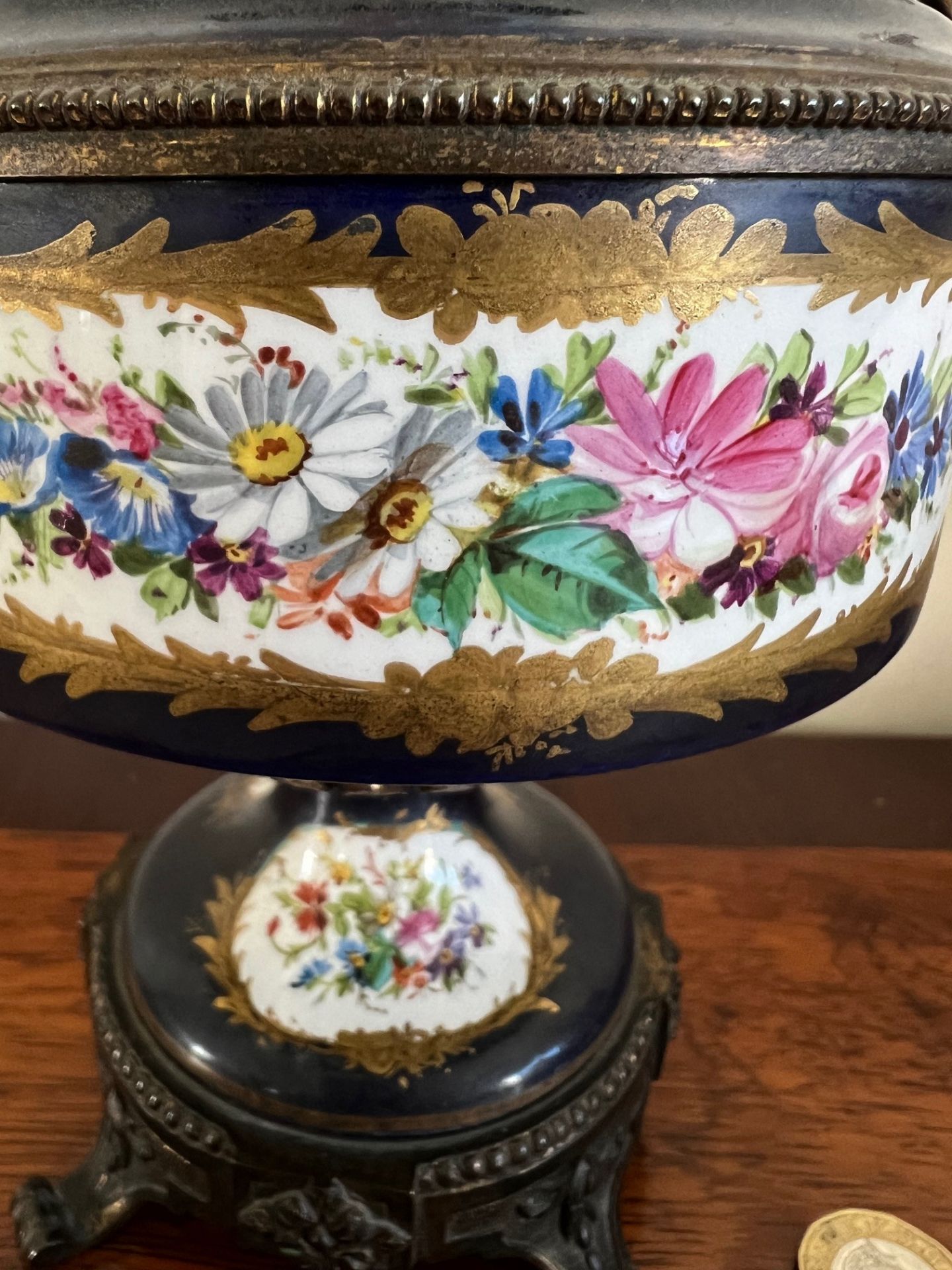 CONTINENTAL POTTERY VASE WITH ORMOLU MOUNTS DEPICTING LOUIS XVI OF FRANCE, HAND DECORATED PANELS - Image 5 of 6