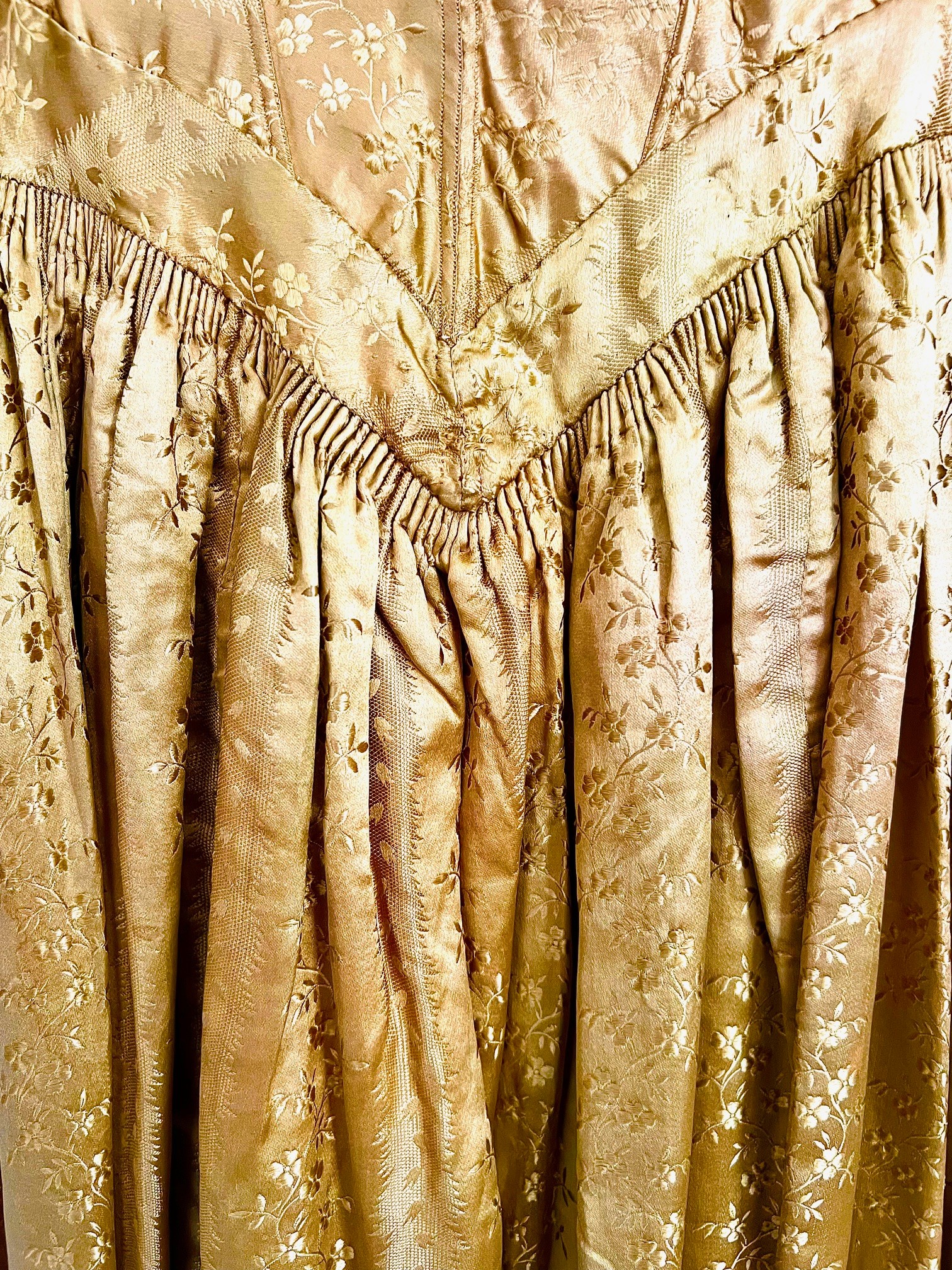 GOLD SILK/BROCADE DRESS, 1845-6, WAIST APPROX 60cm, LENGTH SHOULDER TO HEM APPROX 142cm, SEPARATE - Image 2 of 3
