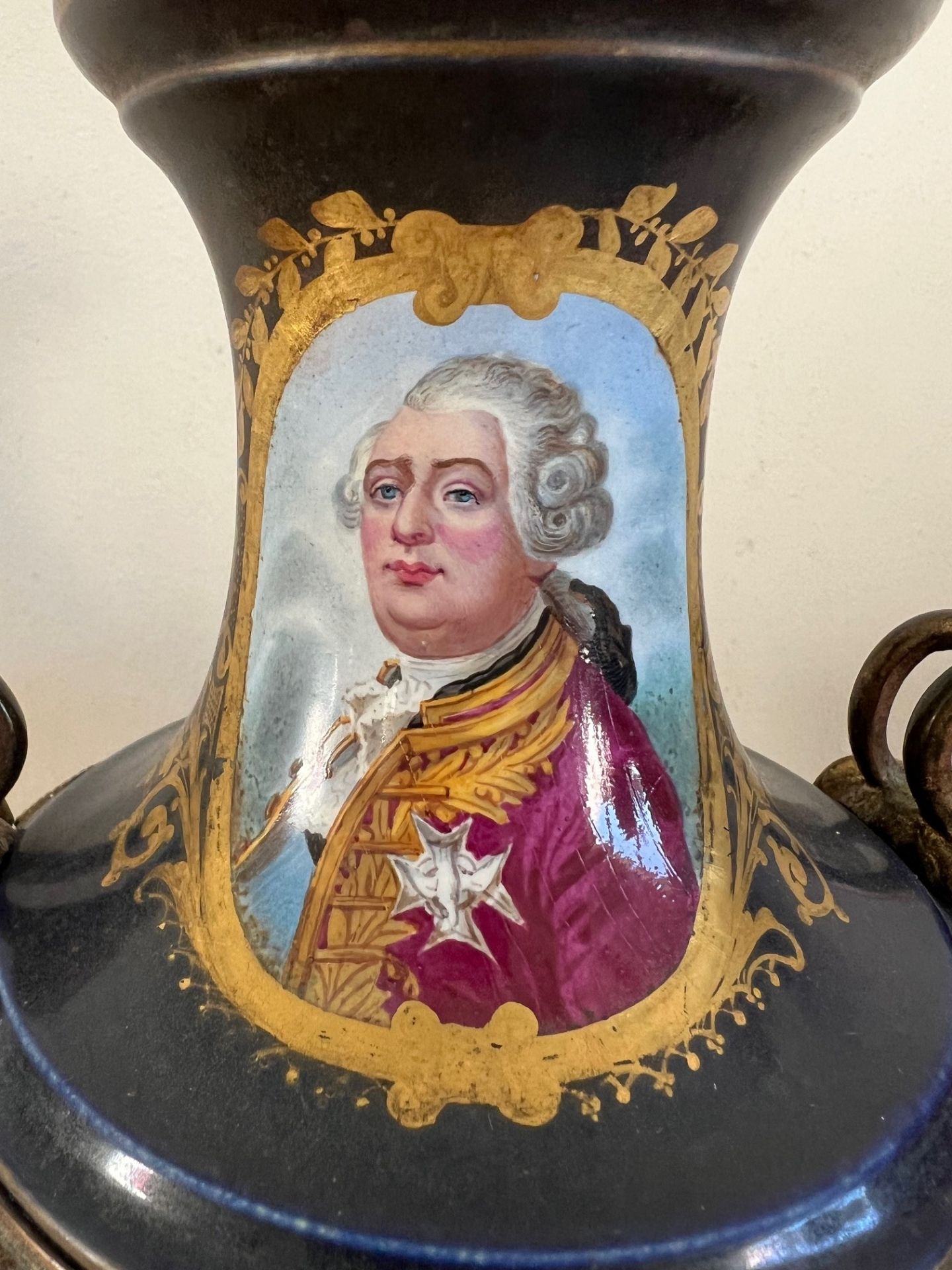 CONTINENTAL POTTERY VASE WITH ORMOLU MOUNTS DEPICTING LOUIS XVI OF FRANCE, HAND DECORATED PANELS - Image 2 of 6
