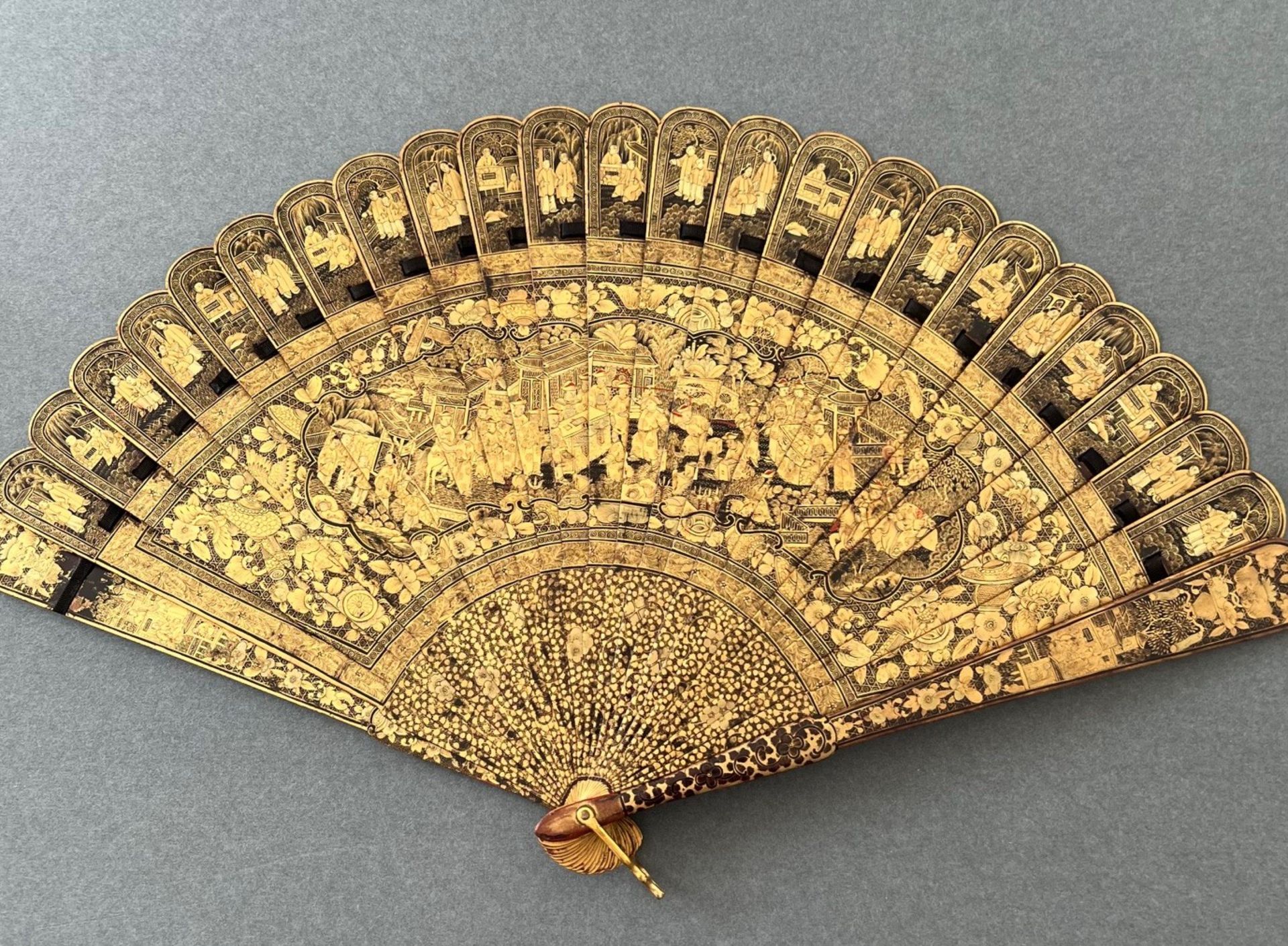 CHINESE EXPORT HIGHLY DECORATIVE FAN WITH LACQUERED DECORATION - Image 3 of 6