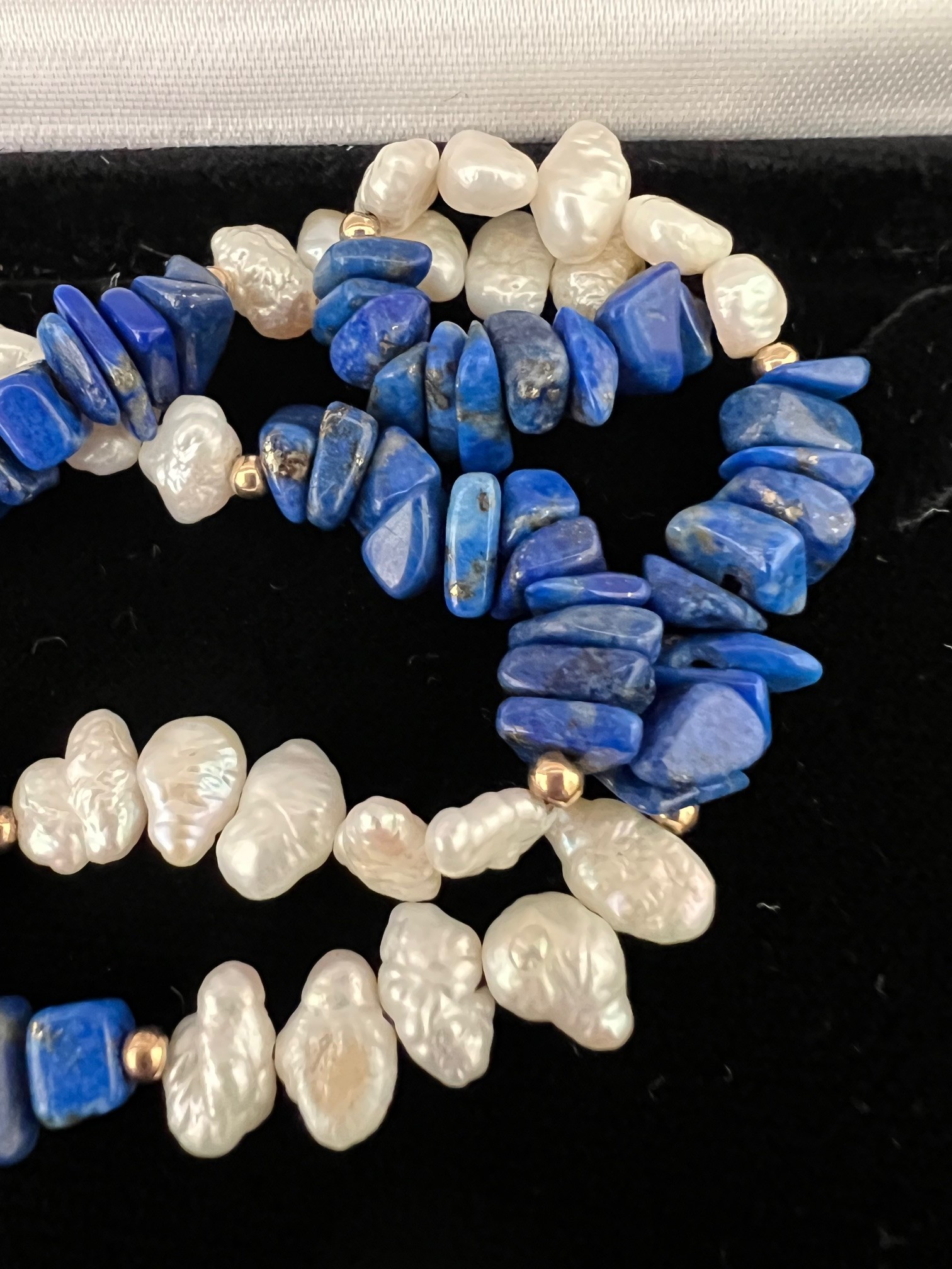 BOXED NECKLACE COMPRISING FRESH WATER PEARLS AND LAPIS LAZULI, LENGTH APPROX 42cm - Image 2 of 3