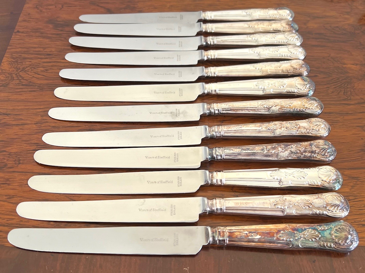 TWELVE VYNERS DINNER KNIVES, SHEFFIELD, 1965, HAVING SILVER HANDLES