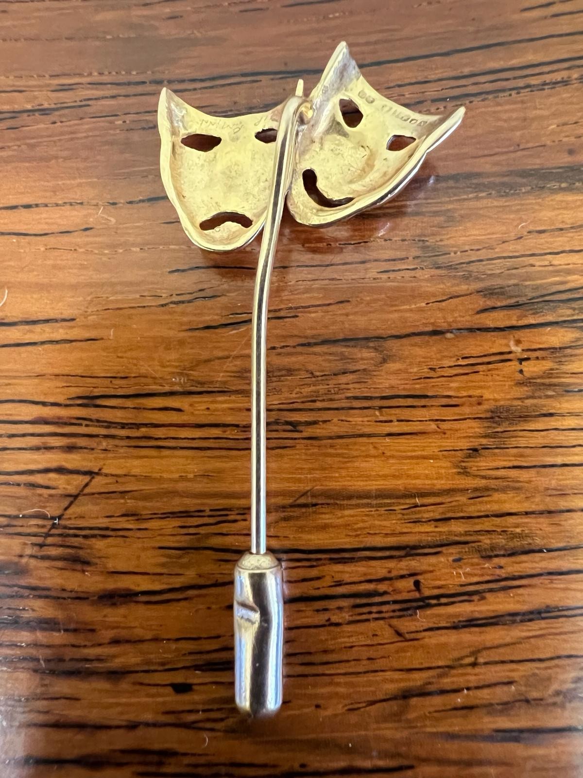 GOLD STICK PIN DEPICTING COMEDY AND TRAGEDY, APPROX WEIGHT 2.2g
