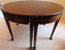 19th century mahogany extending dining table with two extra leaves. Total Approx. 72 x 277 x