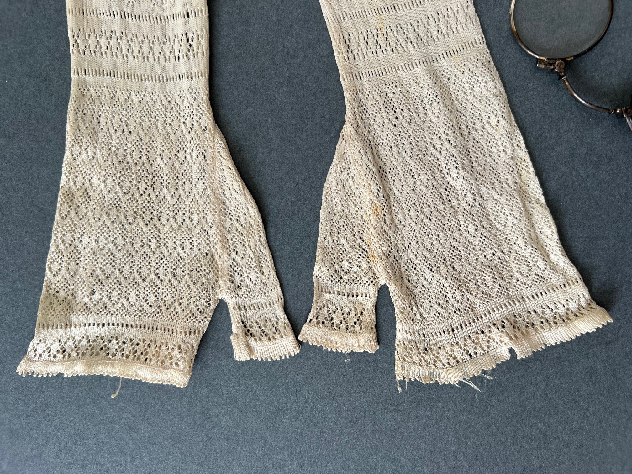 LONG FINE KNIT GLOVES WITH THUMB, TWO LORGNETTES PLUS SINGLE EYE GLASS, AND ALSO MINIATURE BIBLES - Image 5 of 5