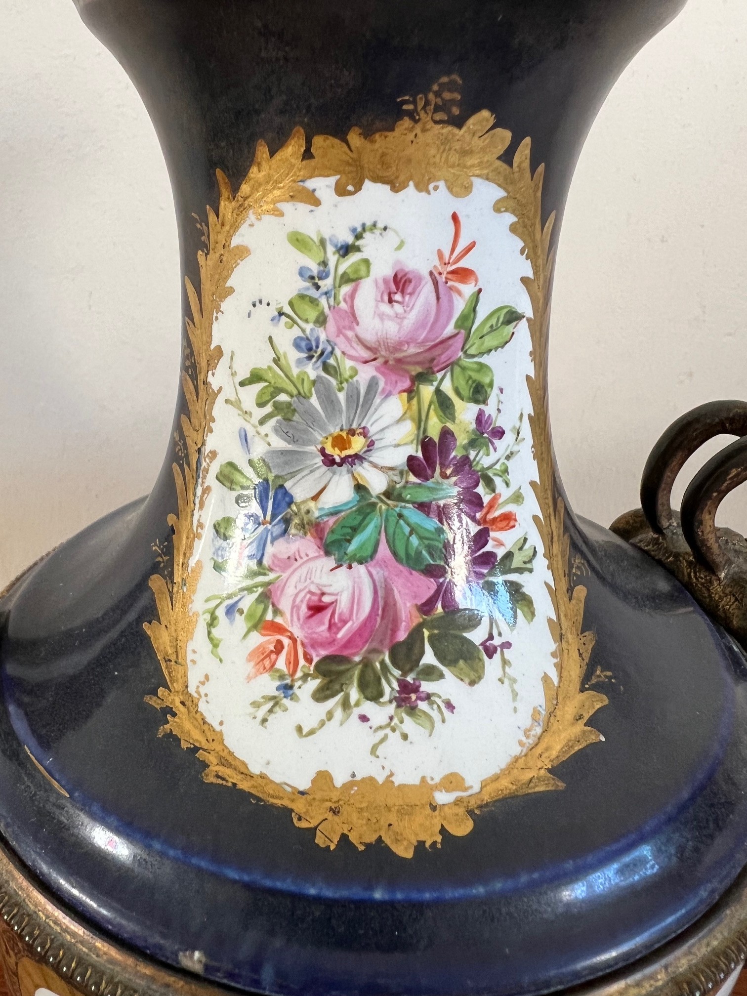 CONTINENTAL POTTERY VASE WITH ORMOLU MOUNTS DEPICTING LOUIS XVI OF FRANCE, HAND DECORATED PANELS - Image 3 of 6