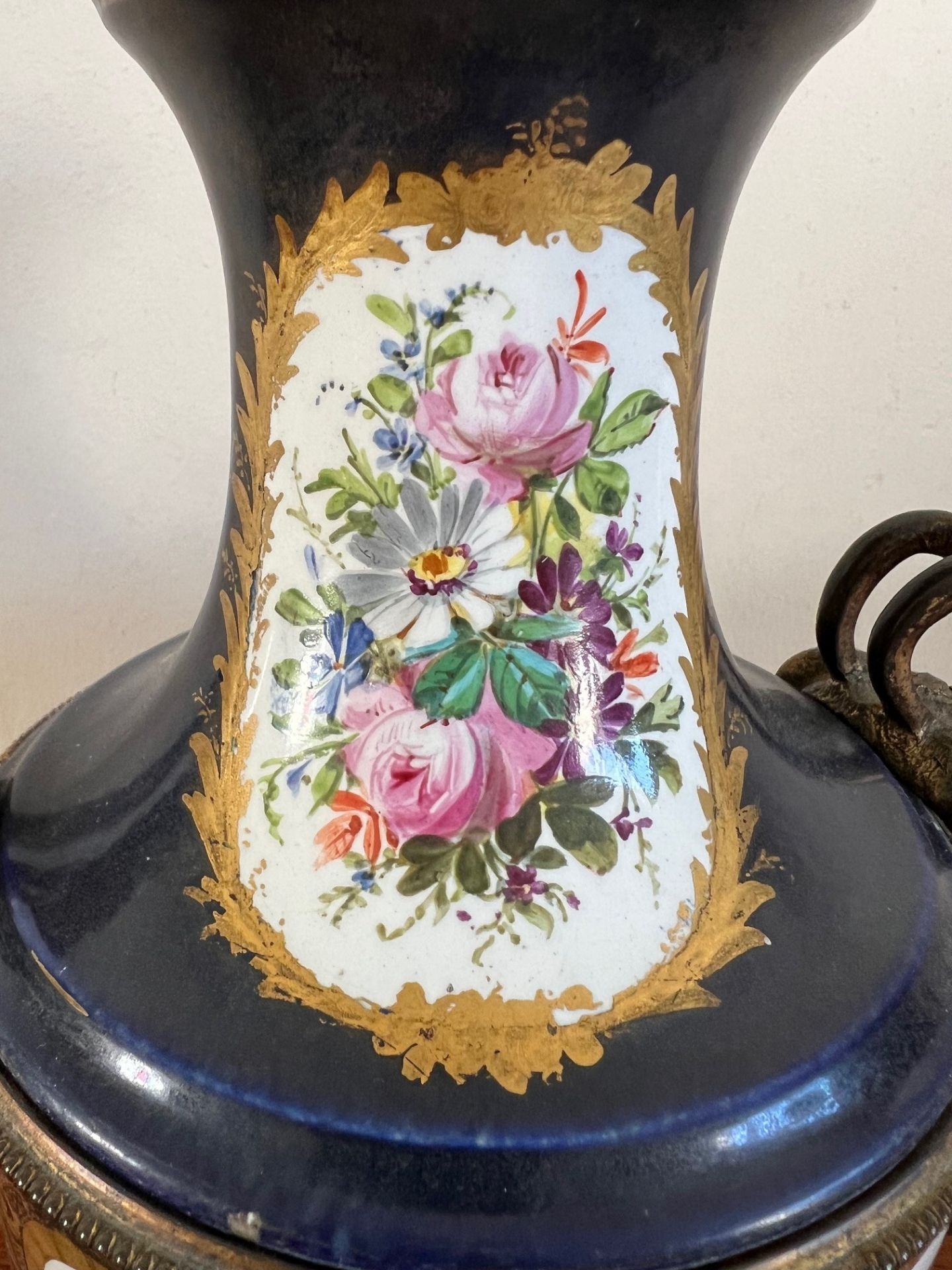 CONTINENTAL POTTERY VASE WITH ORMOLU MOUNTS DEPICTING LOUIS XVI OF FRANCE, HAND DECORATED PANELS - Image 3 of 6