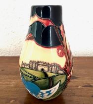 TUBE LINED DECORATIVE VASE IN THE MOORCROFT MANNER, APPROX 14cm HIGH