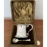 SILVER MUSTARD POT AND SPOON IN CASE BEARING A CREST, LONDON 1903, WEIGHT APPROX 130g