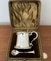 SILVER MUSTARD POT AND SPOON IN CASE BEARING A CREST, LONDON 1903, WEIGHT APPROX 130g