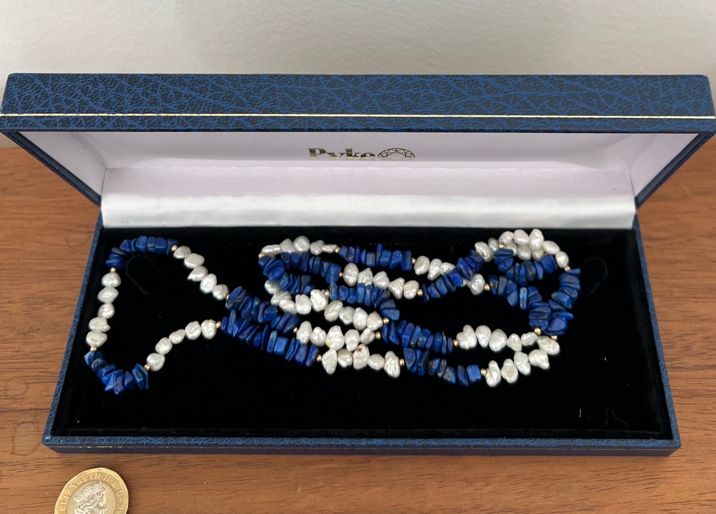 BOXED NECKLACE COMPRISING FRESH WATER PEARLS AND LAPIS LAZULI, LENGTH APPROX 42cm