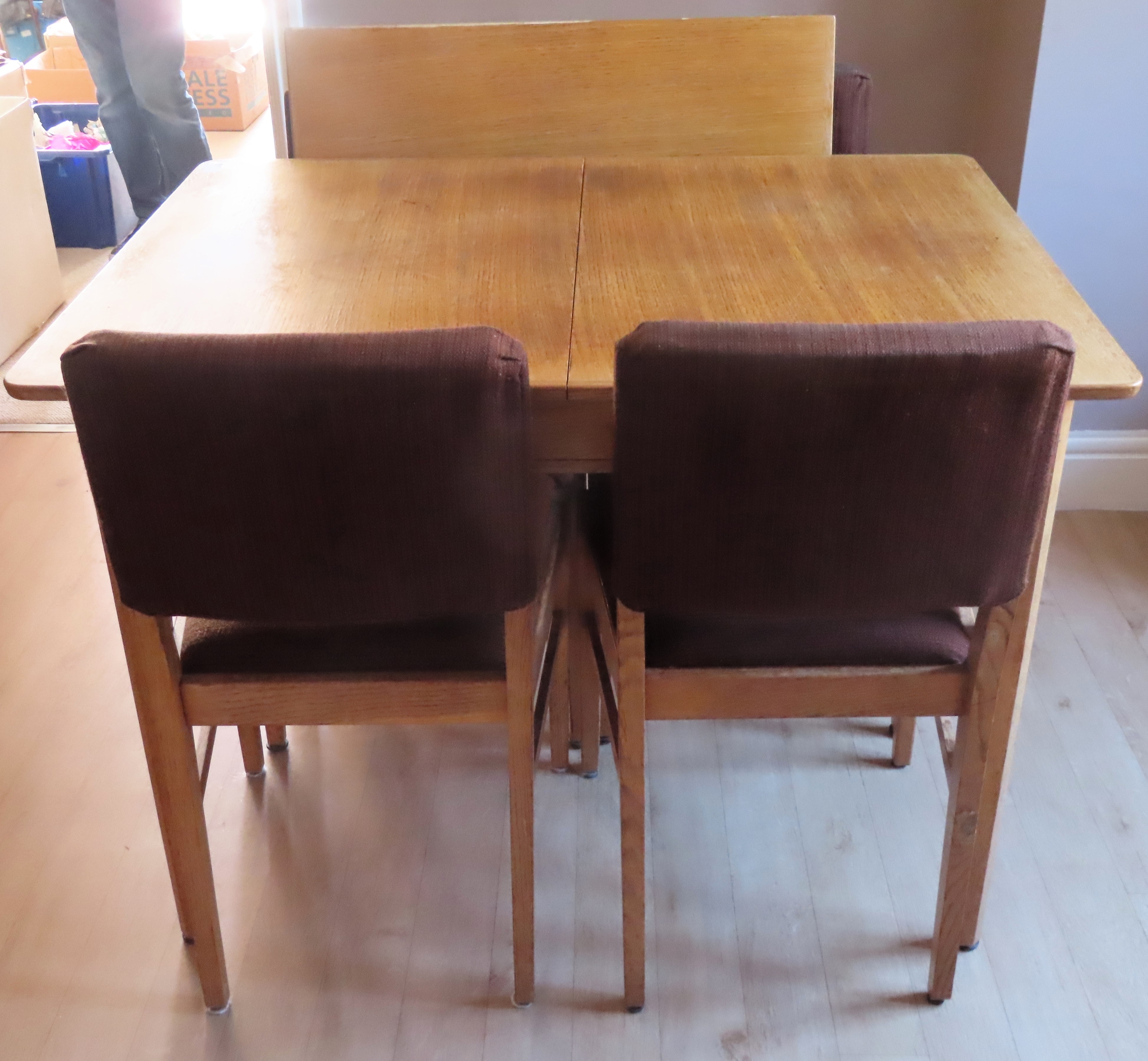 Gordon Russell mid 20th century light oak dining table with one leaf plus four chairs. Table approx.