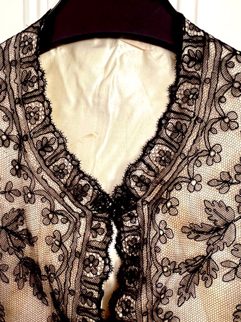 EVENING CLOAK LACE AND SATIN LINED, 19th CENTURY - Image 10 of 10