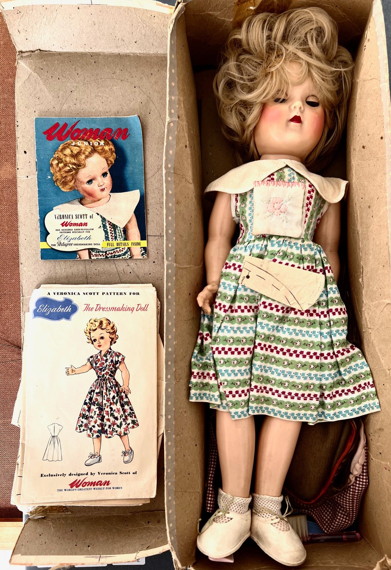 PEDIGREE DRESS MAKING DOLL, APPROX 47cm, PLUS LITERATURE (WOMAN MAGAZINE)