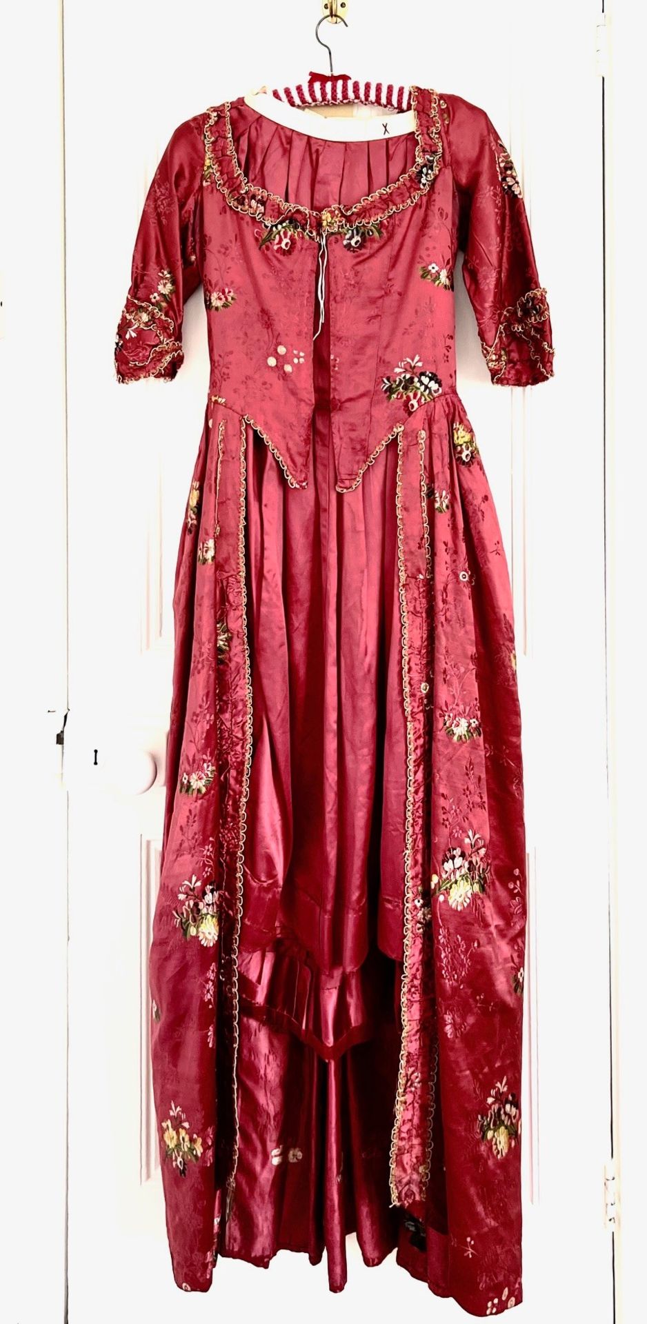 EMBROIDERED SILK DRESS, APPROX DATE 1786, WAIST APPROX 66cm, LENGTH TO HEM APPROX 136cm - Image 2 of 5