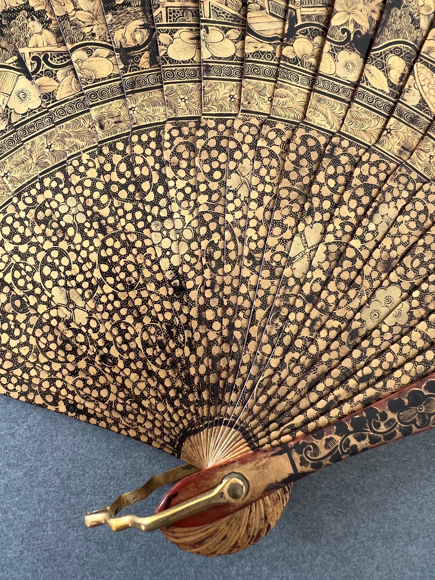 CHINESE EXPORT HIGHLY DECORATIVE FAN WITH LACQUERED DECORATION - Image 6 of 6